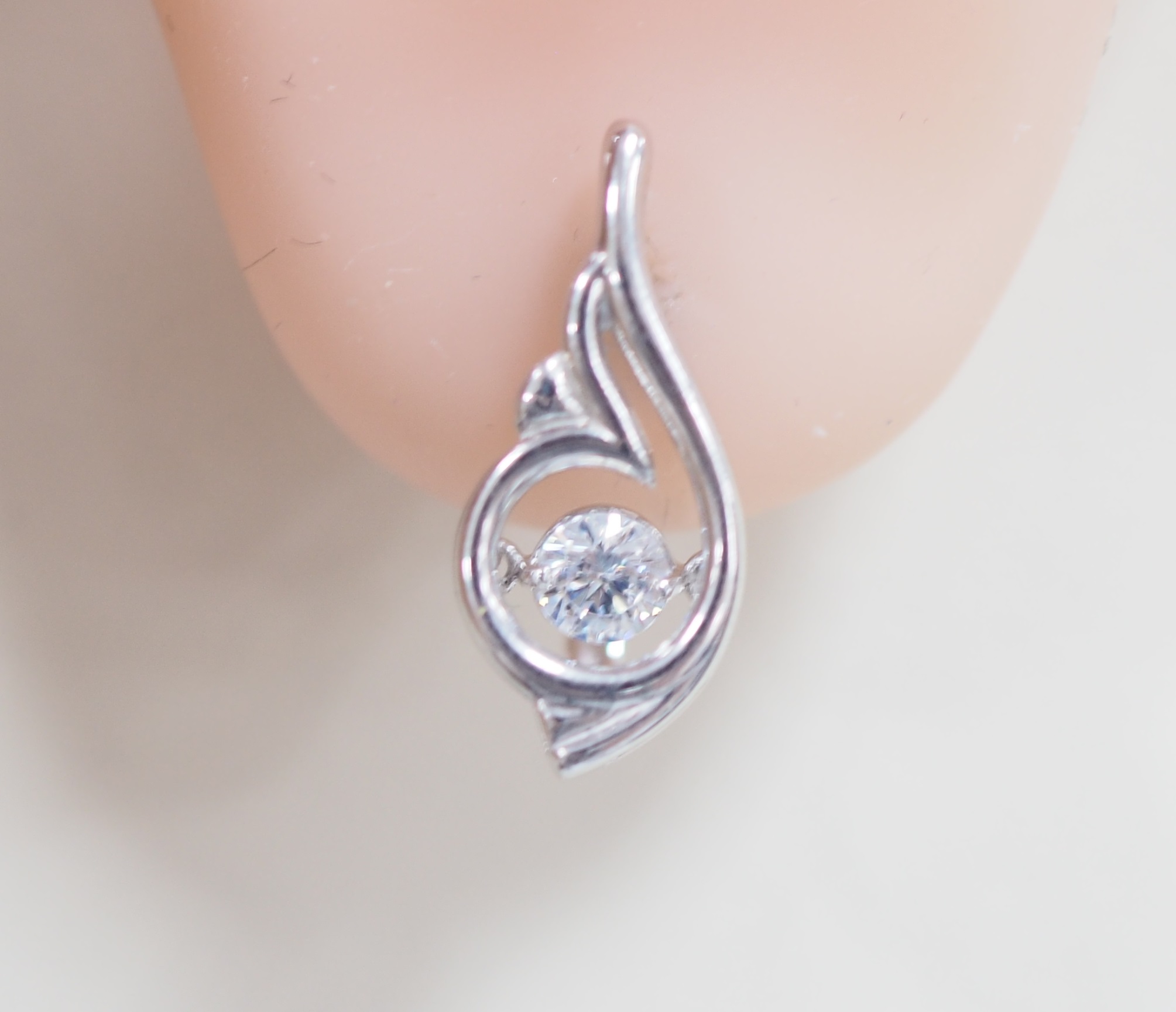 Серебряные серьги 925 пробы; вставки 2 Фианит бесцв.;